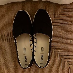 Tom’s black slip on loafers 8.5